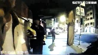 醉漢咆哮悍拒酒測　出手推警反遭壓制