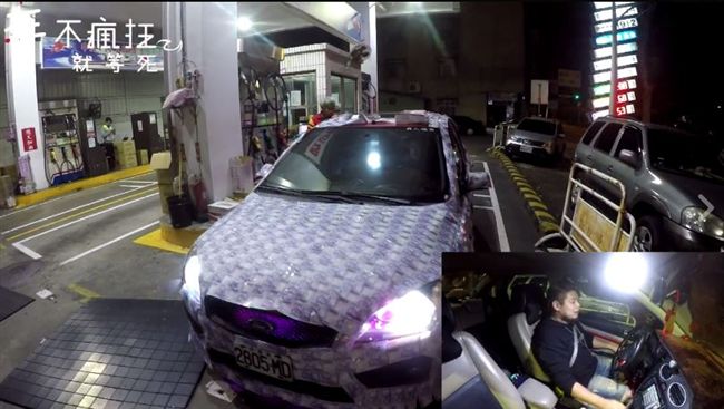 千元鈔貼滿車　知名粉專團長被整崩潰