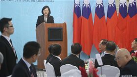 總統蔡英文（後）出訪中美洲友邦瓜地馬拉，12日（當
地時間）舉行午宴，宴請瓜國僑界代表，致詞時感謝他
們的貢獻。／中央社