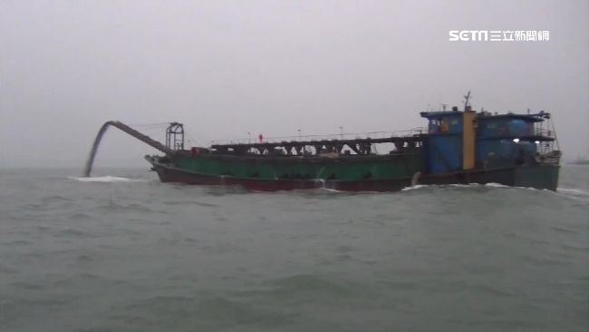 陸船頻頻越界抽砂　金門海岸線倒退嚕