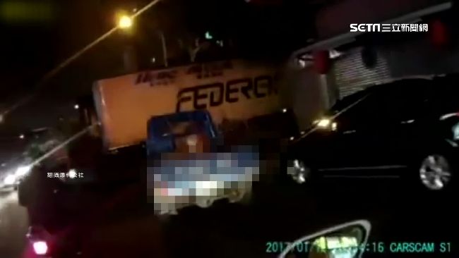 貨車行竊急逃　遇大車擋路竟這樣撞人