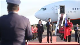 總統蔡英文（中左）出訪中美洲友邦，出訪專機12日（當地時間）飛抵薩爾瓦多的薩京國際機場，薩國舉行機場歡迎儀式迎接蔡總統，薩國外長馬丁內斯（中右）接機。(圖／中央社）