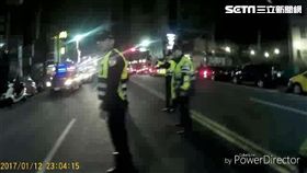 劉男酒醉倒臥路中央，還堅持不願離開，女警只好將人壓制，帶回警局保護管束。（翻攝畫面）