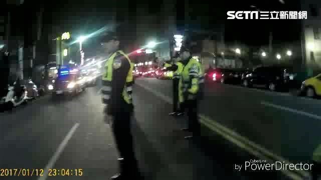醉漢爽躺路中央　女警勸不走帥氣壓制
