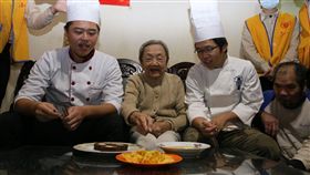 歲末送暖！替代役當乖孫　陪獨居奶奶享精美法式大餐（圖／翻攝自新北市民政局官網）