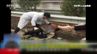 不繫安全帶　貨車撞護欄駕駛甩出車外