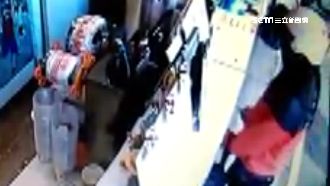 女賊自備老虎鉗　剪鐵絲秒偷捐款箱