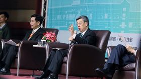 副總統出席106年全國大專校院校長會議，與台大校長楊泮池握手致意　總統府提供