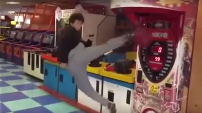 男子「這樣玩」拳擊機　讓網友尖叫