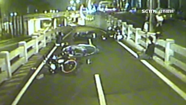 疑未保持安全距離　3機車連撞慘摔