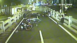 疑未保持安全距離　3機車連撞慘摔