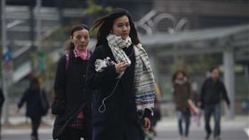 冬天,寒流,大衣,街頭,口罩,冷,圍巾／圖／中央社記者張新偉攝 105年12月15日