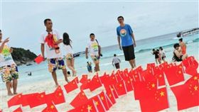 愛國這樣愛！五星旗占領泰國海灘　網友：丟臉丟到外國
圖翻攝自微博
http://weibo.com/bennieho?refer_flag=1001030103_