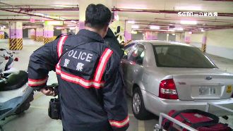 尾牙爛醉開車　男撞壞消防管車內睡死