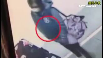 女賊偷衣褲塞進外套　平坦小腹變孕婦