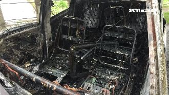酒駕火燒車　18歲男辯：閃狗才撞樹