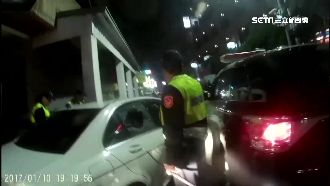 毒蟲開賓士撞警　還稱甩警10幾次