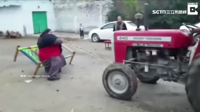 巴基斯坦現浩克！一根指頭拉拖拉機