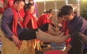 表揚優秀員工  深圳董事長跪地洗腳_網易http://news.163.com/photoview/00AP0001/2228079.html#p=CANO4FAB00AP0001