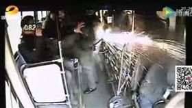 公車,爆竹,煙火,乘客,司機,背包　圖／翻攝自騰訊視頻 16:9