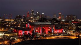 ▲匹茲堡市中心妝點紅光，迎接明天的美式足球季後賽（圖／美聯社／達志影像）