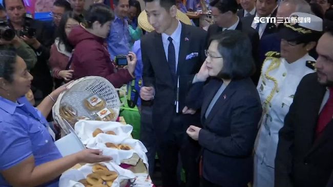 冷笑話也能翻！小英出訪帥男翻譯搶鏡
