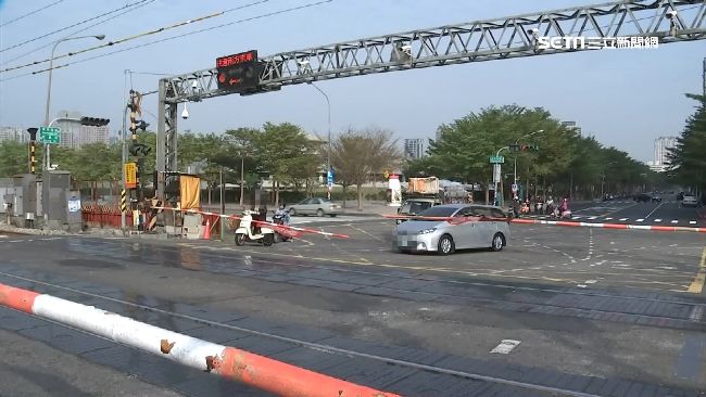 紅燈硬闖平交道　騎士遭柵欄敲頭摔車