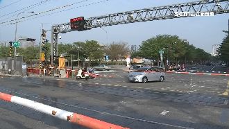 紅燈硬闖平交道　騎士遭柵欄敲頭摔車