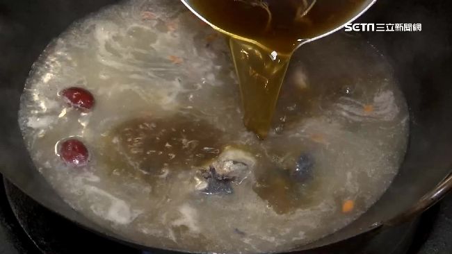 加第二次湯得收錢　食補雞湯熬煮費工
