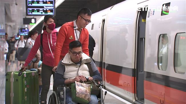 旅客趕車遭燙湯　高鐵服勤員跪著救援