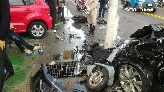 廂型車左轉撞轎車　2騎士遭波及彈飛