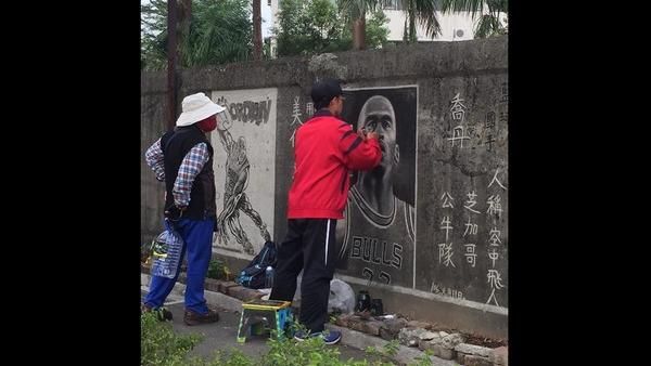 素人畫家即興創作　籃球之神高雄現身