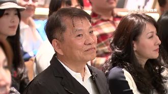 戴勝益開書屋　國泰董減租10萬力挺