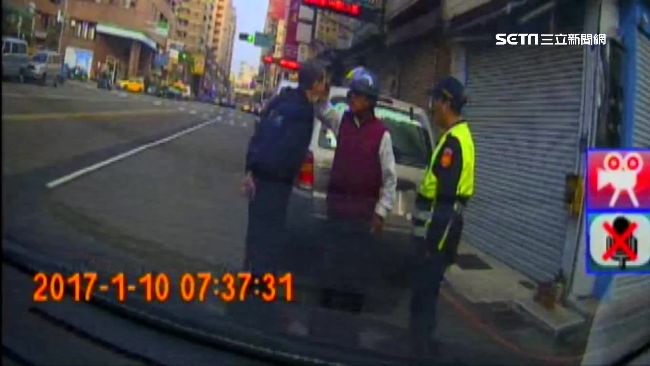 剛偷車就遇警　阿伯心虛爆走戳警額頭