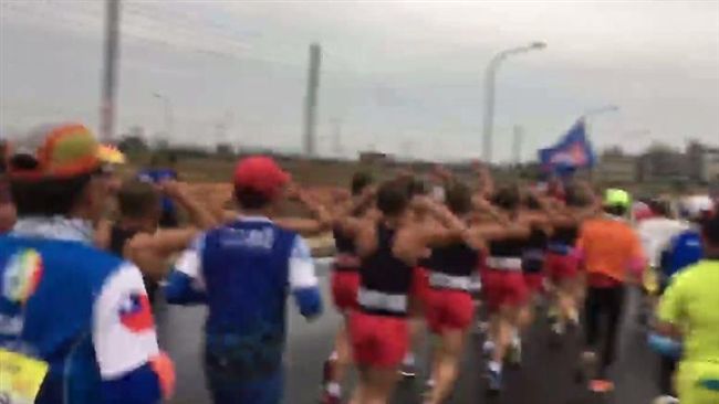 國軍頂11度低溫　整齊呼口號跑半馬