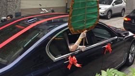 新娘丟「芭蕉扇」。（圖／翻攝自爆廢公社）