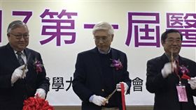 一例一休  林奏延：鼓勵診所假日輪流開
一例一休衝擊，不少診所喊出漲掛號費、假日休診因應
。衛生福利部部長林奏延（中）15日表示，將研擬基層
診所整合服務模式，鼓勵同一地區診所輪流開診，共同
分擔藥師、護理師成本。
中央社記者張茗喧攝  106年1月15日