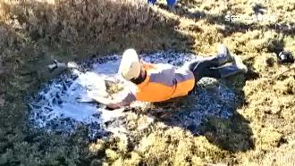 看天池結冰！山友不畏低溫大嗑天然冰
