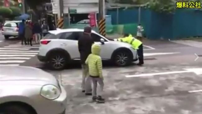 三寶駕駛疑插隊不成　竟踩油門撞義交