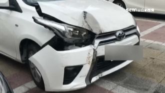 闖紅燈撞樹撞機車　女駕駛疑疲勞上路