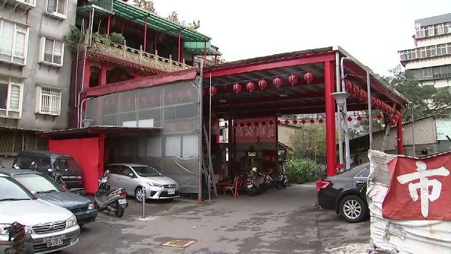 鐵皮跨馬路、多兩層樓　宮廟遭爆違建