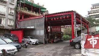 鐵皮跨馬路、多兩層樓　宮廟遭爆違建