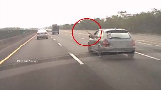 國道連切2車道　後車駕駛揮棒挑釁