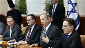 ▲以色列總理（Israeli Prime Minister）尼坦雅胡（Benjamin Netanyahu，右二）參加每週內閣會議。（圖／美聯社／達志影像）