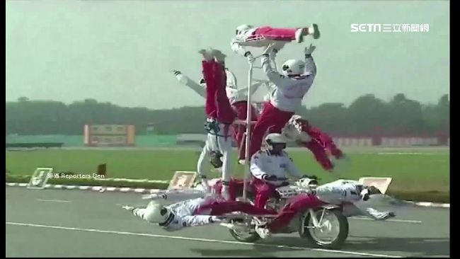 印閱兵典禮超狂！7人疊羅漢能轉圈圈