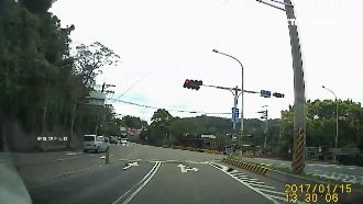 休旅車秀出華麗歐洲步　闖紅燈閃照相