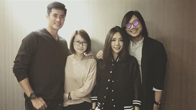 瑪莎輕摟愛妻　閃光彈太強蓋過陳偉殷