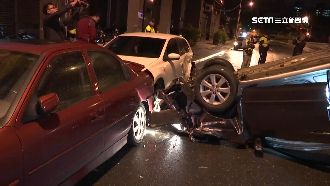 深夜撞凹路邊車　駕駛竟「人間蒸發」