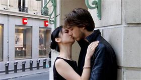 兩性作家,楊雅晴,百吻巴黎,媽媽,女兒(臉書 https://www.facebook.com/pg/100kissparis/photos/?ref=page_internal)