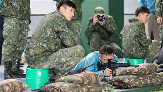 柯文哲年前勞軍 體驗戰場抗壓模擬